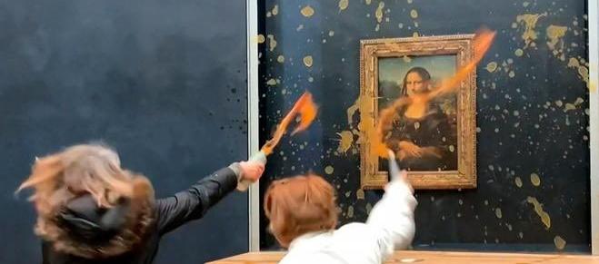 La Mona Lisa está en el Museo del Louvre, en París.