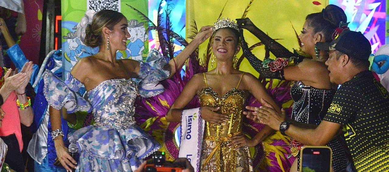 Reina Melissa Cure coronando a la Reina Popular de Las Malvinas, Daniela Ospino.