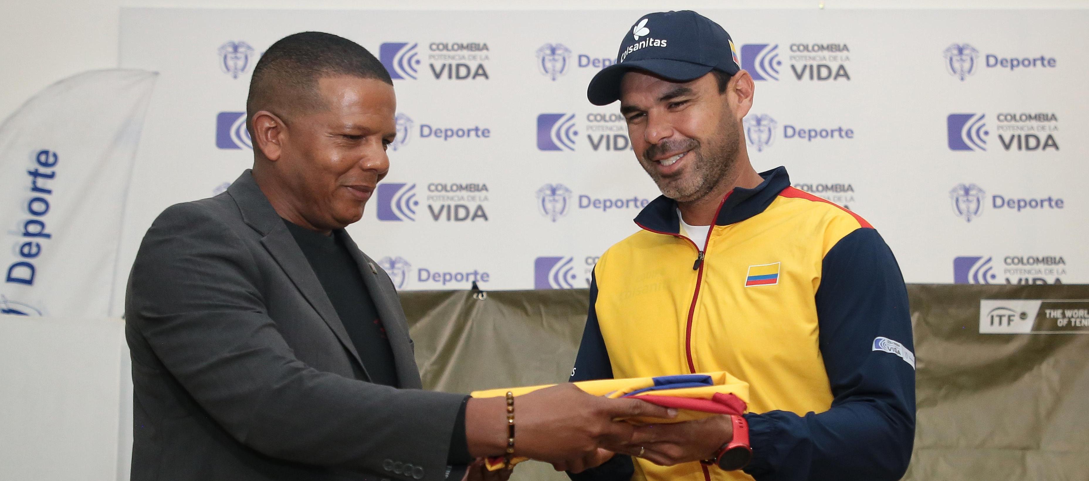 El capitán Alejandro Falla recibió el pabellón nacional.