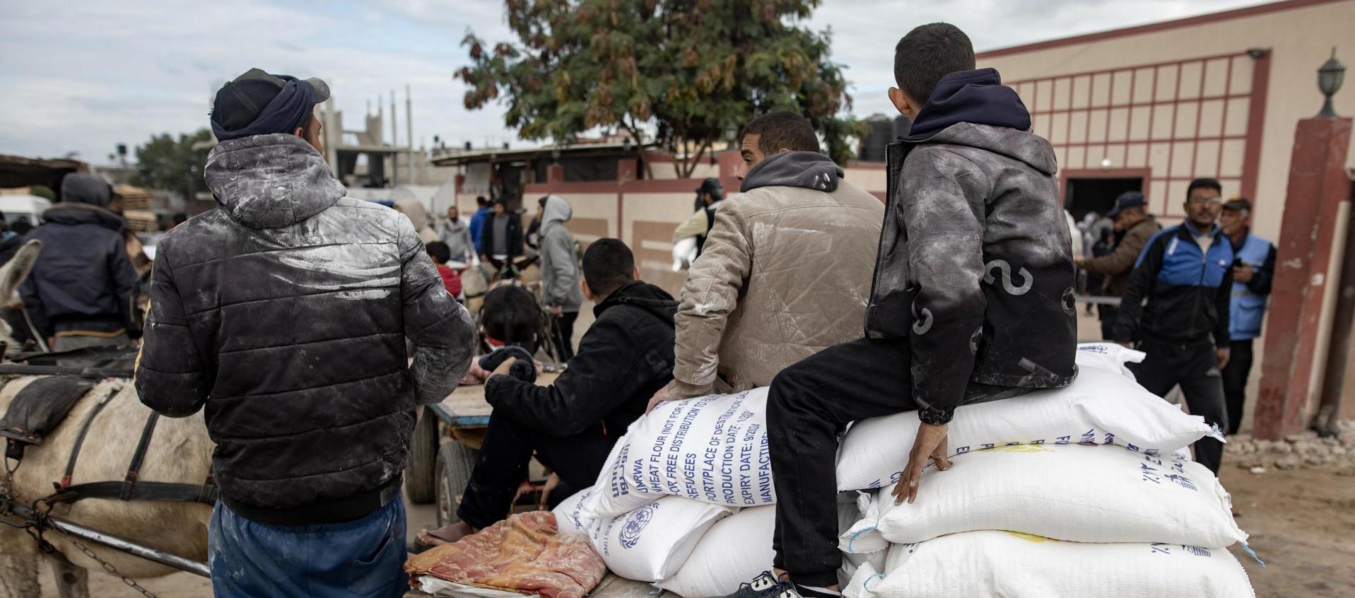 Palestinos recibiendo ayuda de la UNRWA.