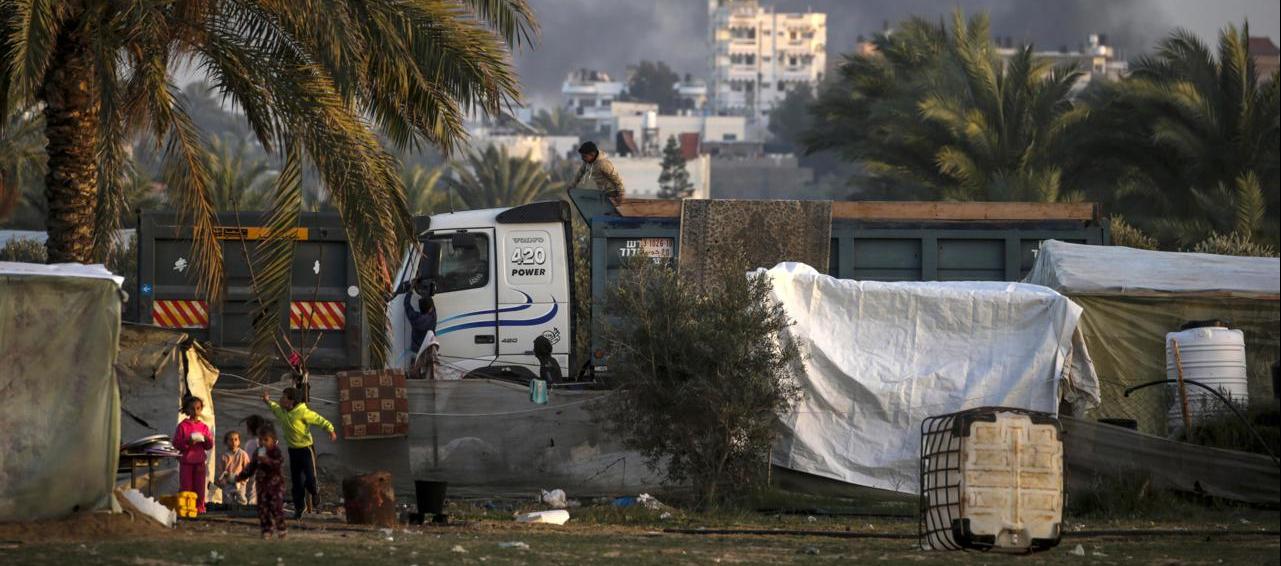 Niños palestinos que huyeron con sus familias del norte de la Franja de Gaza.