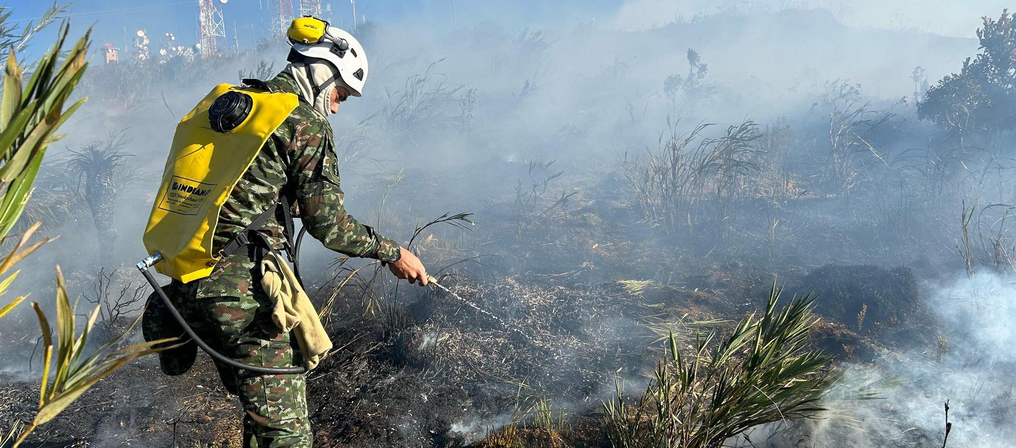 Personal del Ejército en la atención de un incendio