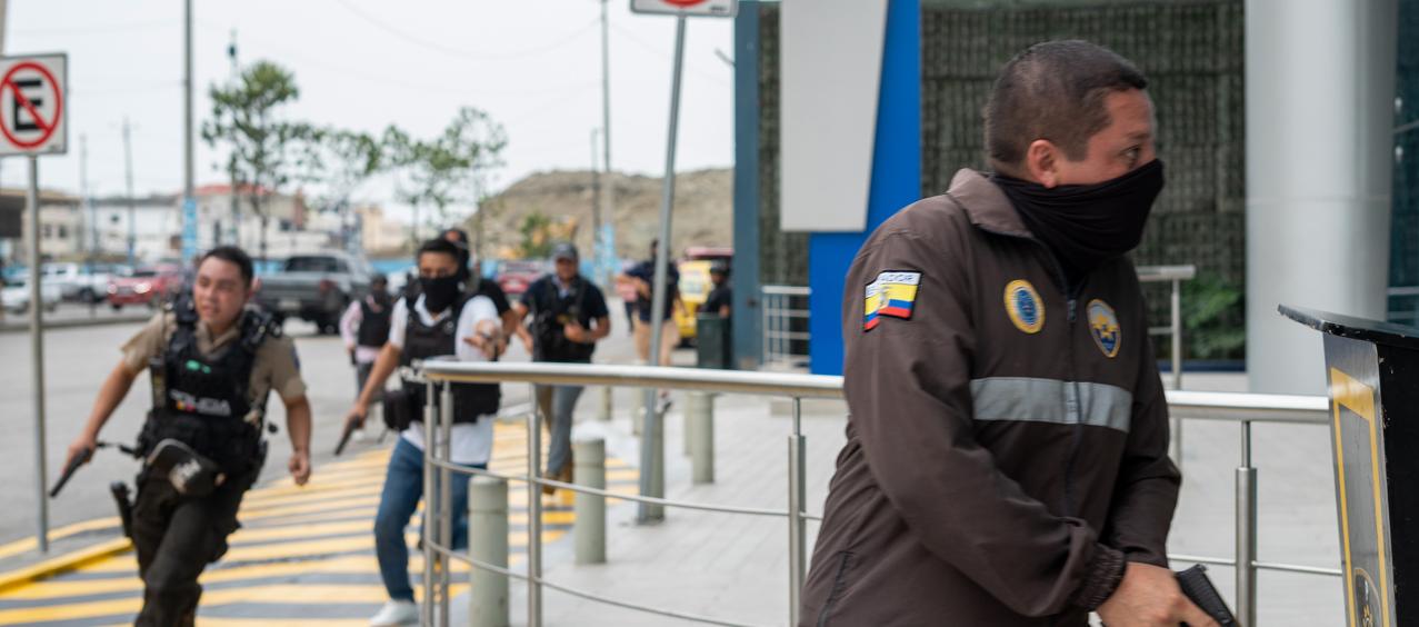 Policías de Ecuador persiguen a varios delincuentes.
