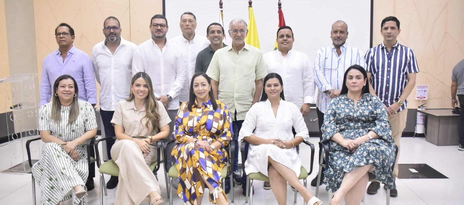 Los funcionarios posesionados.