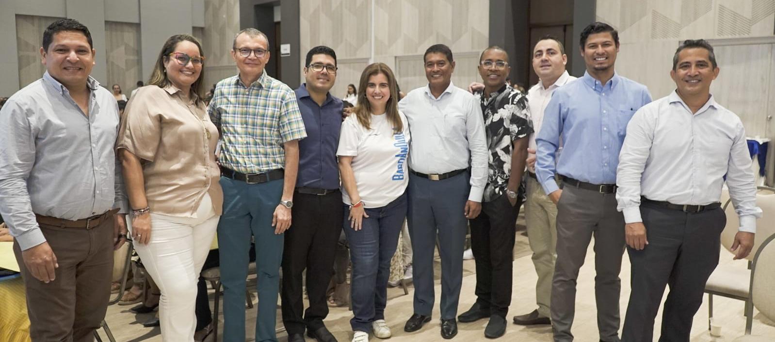 La Secretaria de Educación, Paola Amar Sepúlveda, con algunos de los nuevos docentes del Distrito