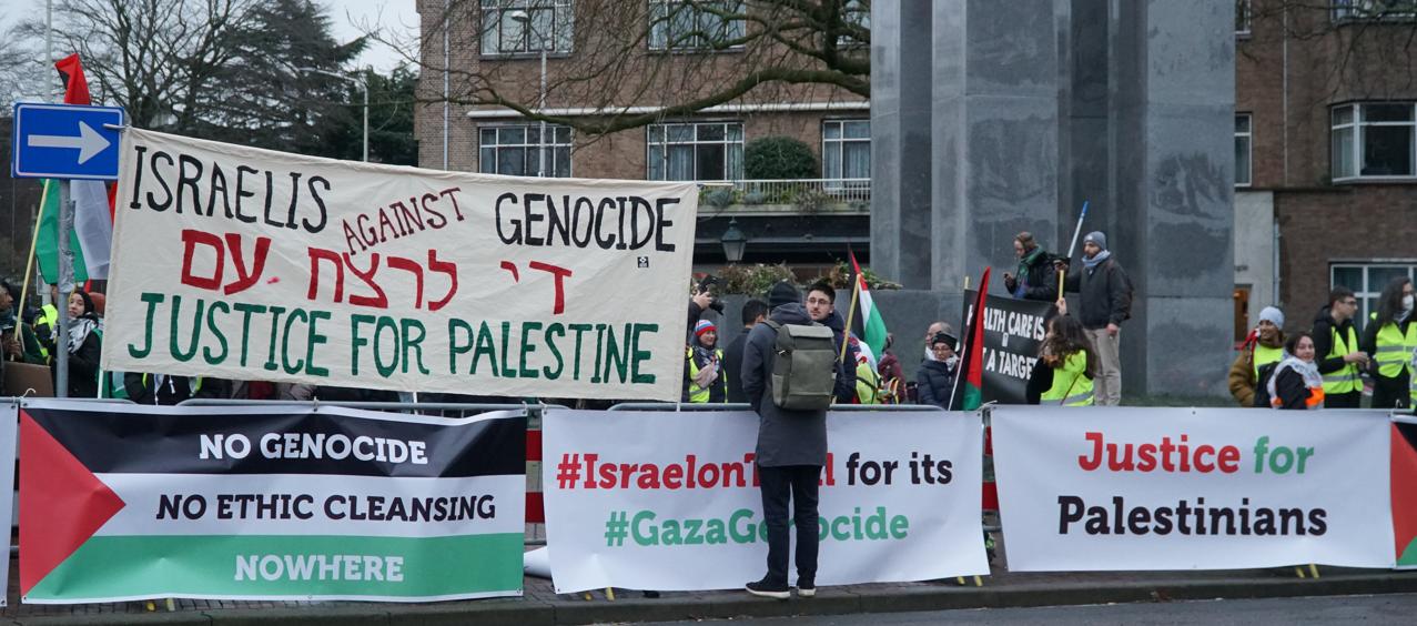 Protesta propalestina delante de la Corte Internacional de Justicia de La Haya.