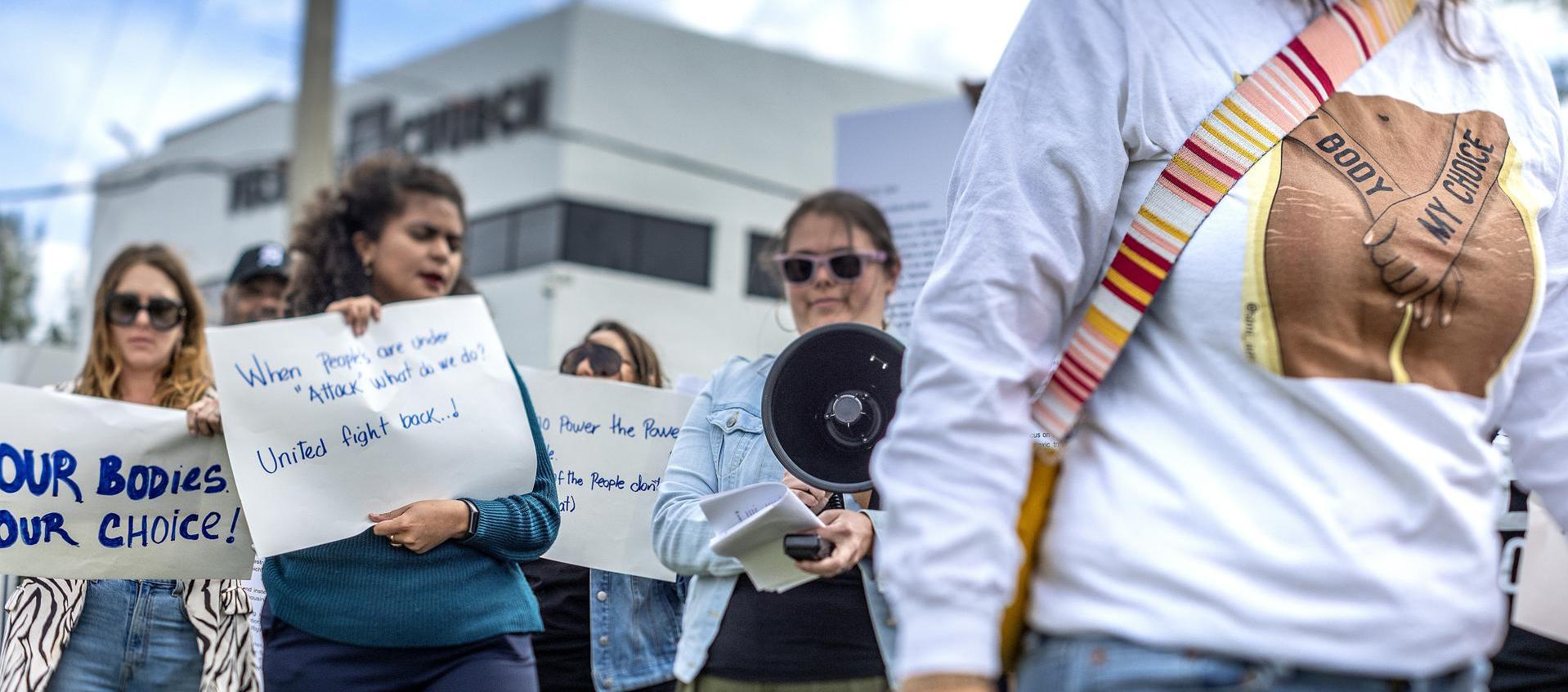 Protesta de activistas a favor del aborto. 