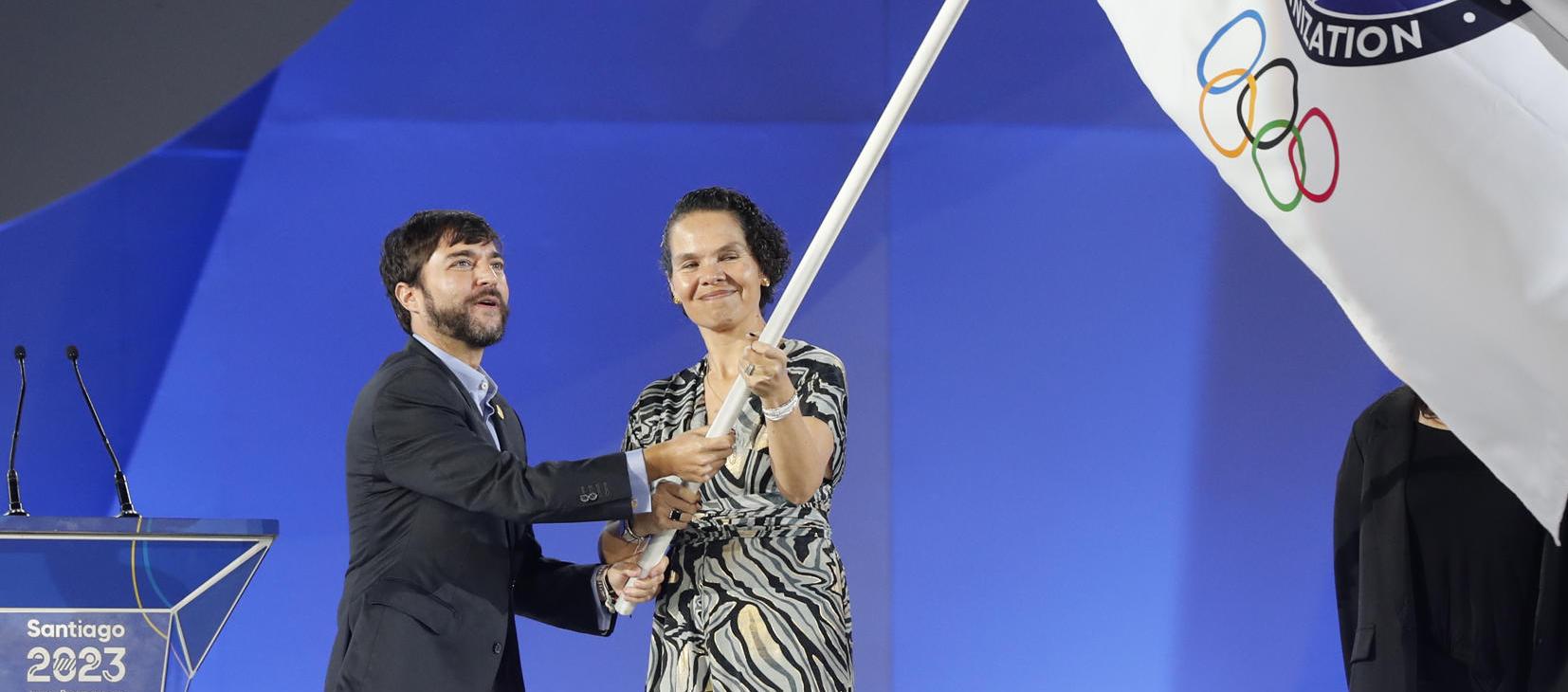 Jaime Pumarejo recibiendo la bandera de los Panamericanos.