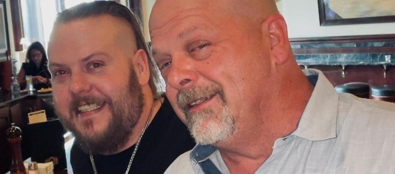 El presentador Rick Harrison junto a su hijo Adam, de 39 años