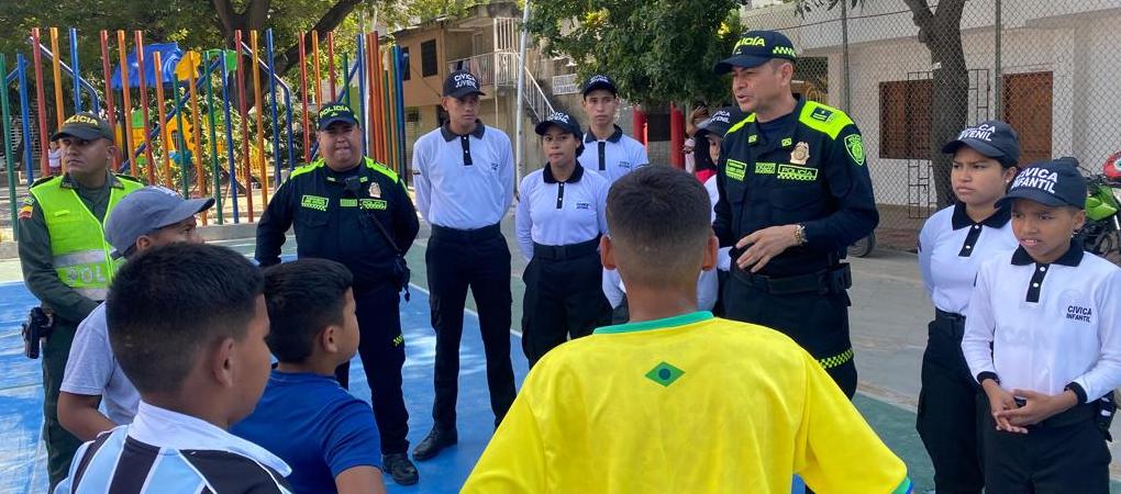 Policía socializa el decreto en los parques.