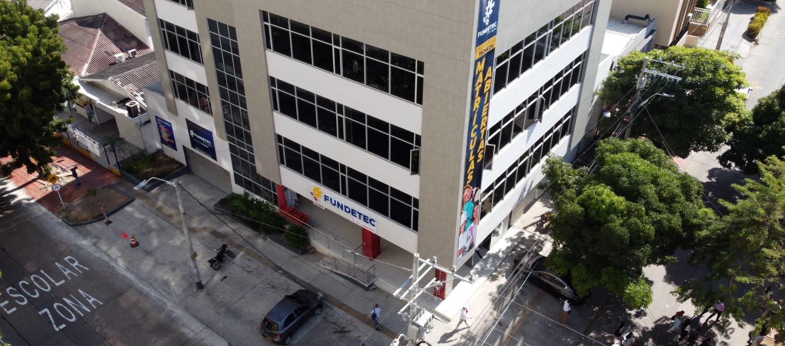 Está ubicado en la calle 74 con carrera 41 - 40.