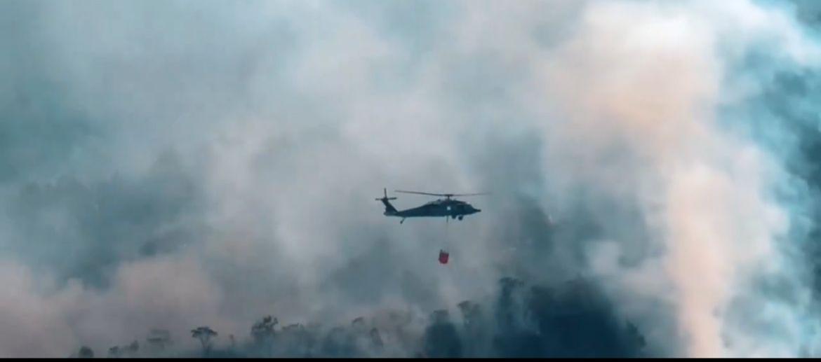 Soldados atienden la emergencia que actualmente amenaza el páramo de Berlín. 