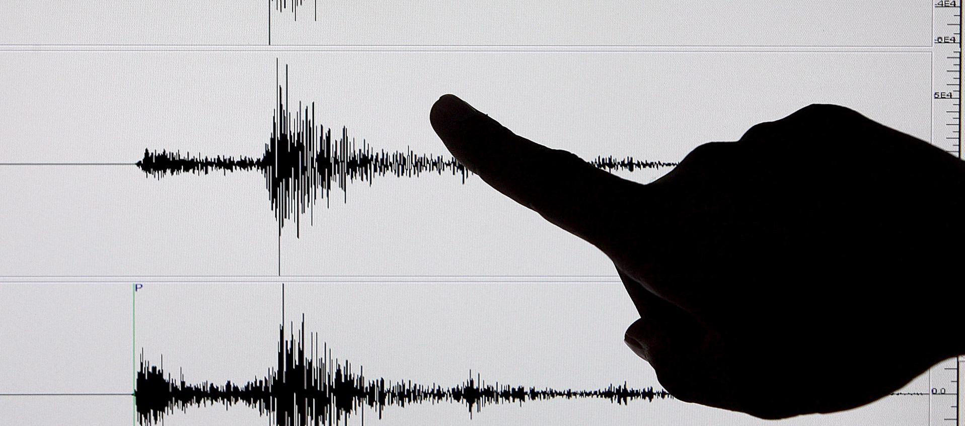 Vista de un sismógrafo que registra un movimiento. 