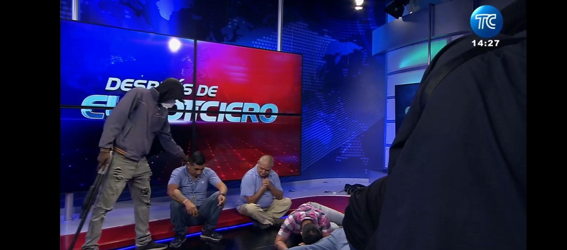 Hombres encapuchados someten al personal de la televisora