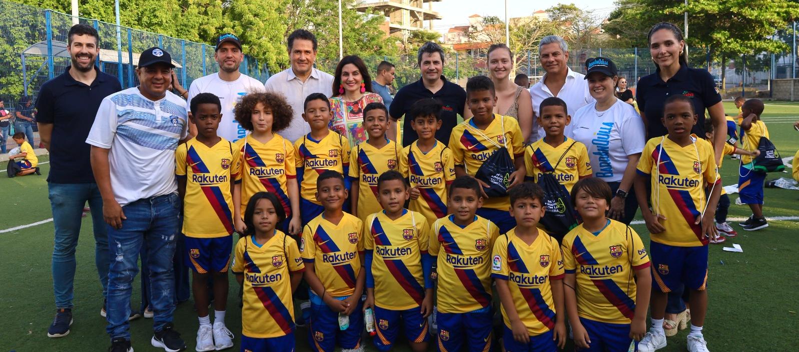 Cinco escuelas recibieron las indumentarias del equipo español.