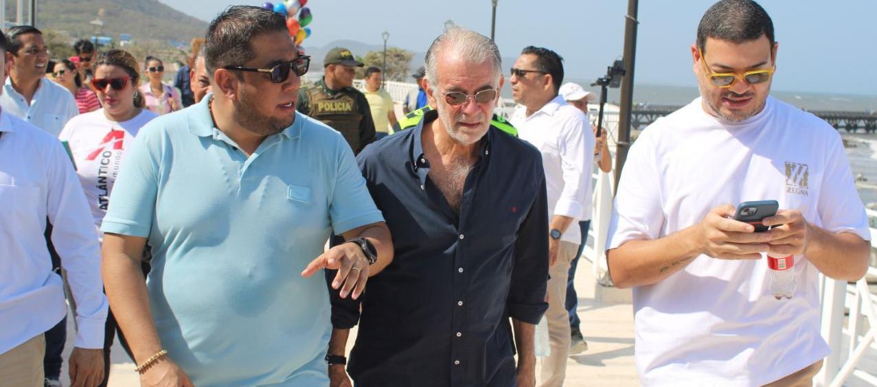 El gobernador Eduardo Verano, el alcalde de Puerto, Plinio Cedeño, y el director del Programa Parques y Playas, Jorge Ávila