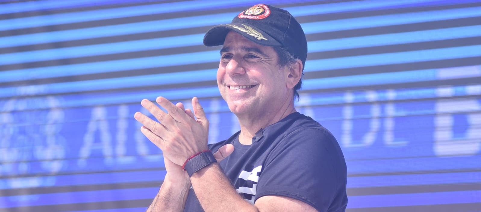 Alex Char Chaljub, alcalde de Barranquilla y fanático de los Caimanes. 