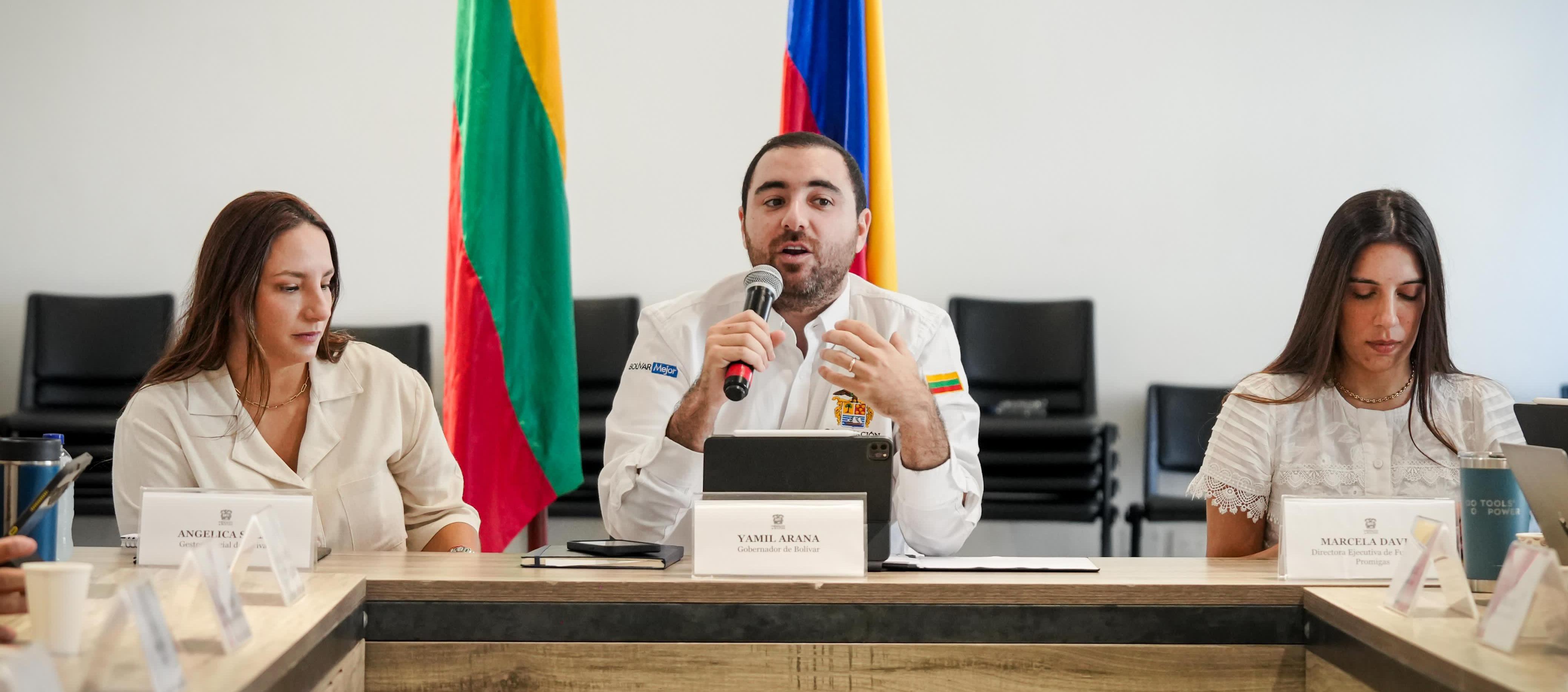 El Gobernador de Bolívar, Yamil Arana, y la directora de la Fundación Promigas, Marcela Dávila