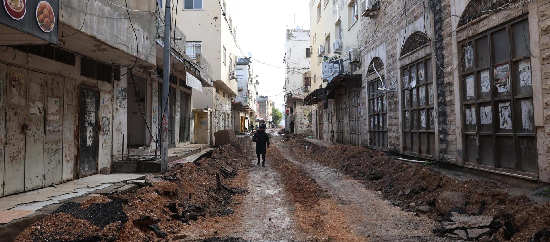 Un hombre camina por las calles destruidas del campo de refugiados de Yenín, en la Franja de Gaza