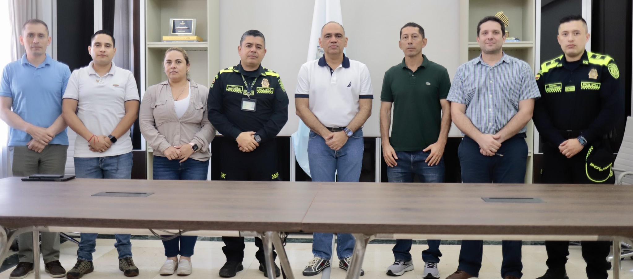 El alcalde Carlos Pinedo y el secretario de Gobierno, Camilo George, entre otros, en una reunión sobre seguridad