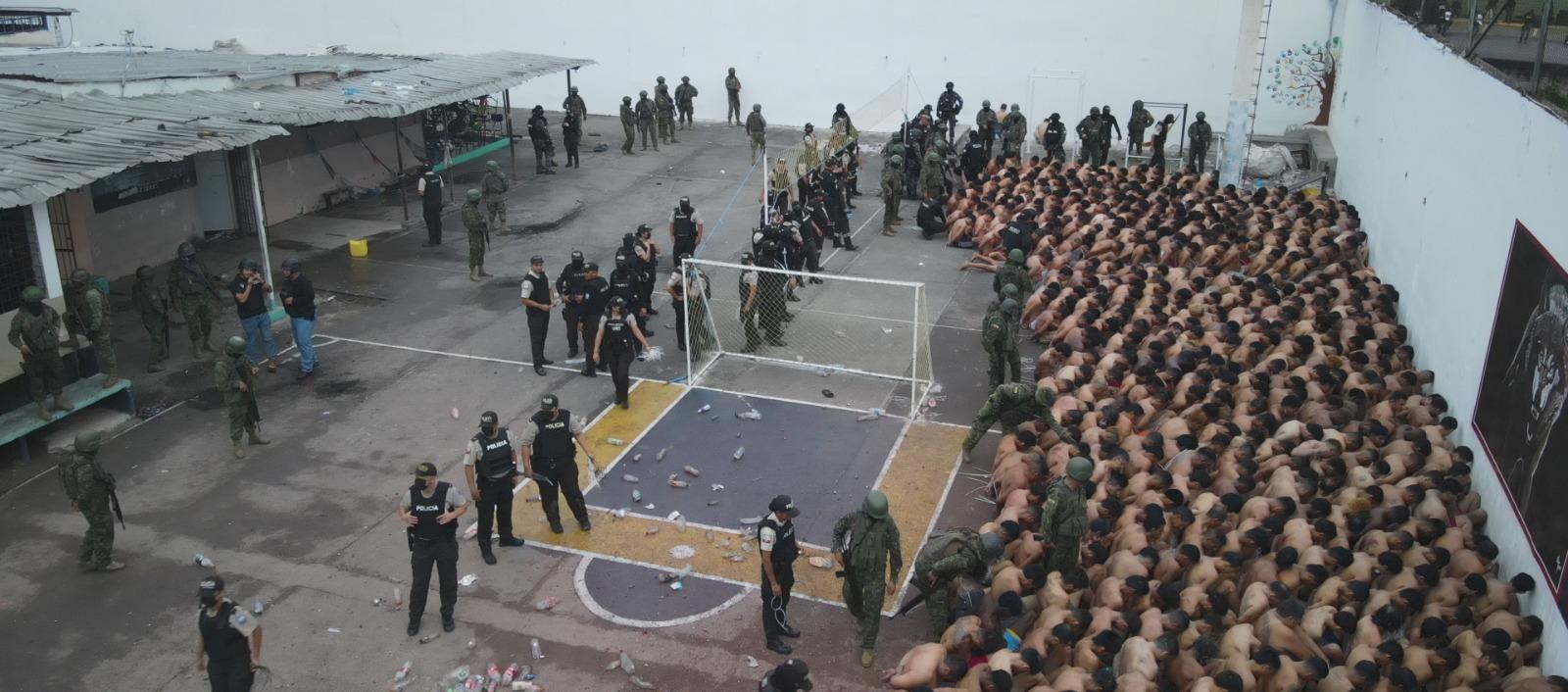 Ejército y Policía en la retoma de las cárceles de Ecuador