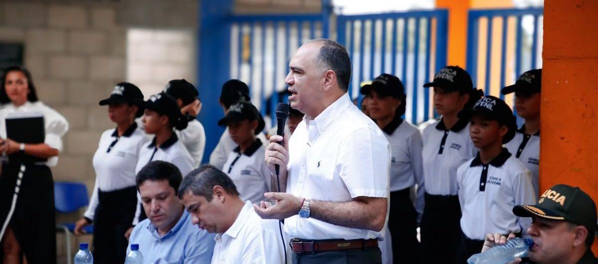 El alcalde Carlos Pinedo visitó este lunes la IED John F Kennedy en Pescaíto