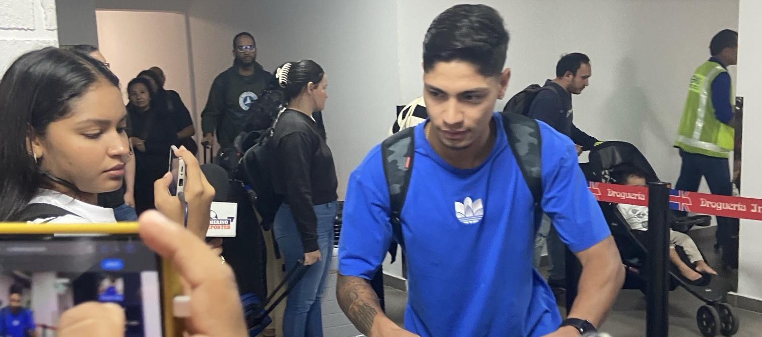 Brayan Castrillón a su llegada al aeropuerto Ernesto Cortissoz.