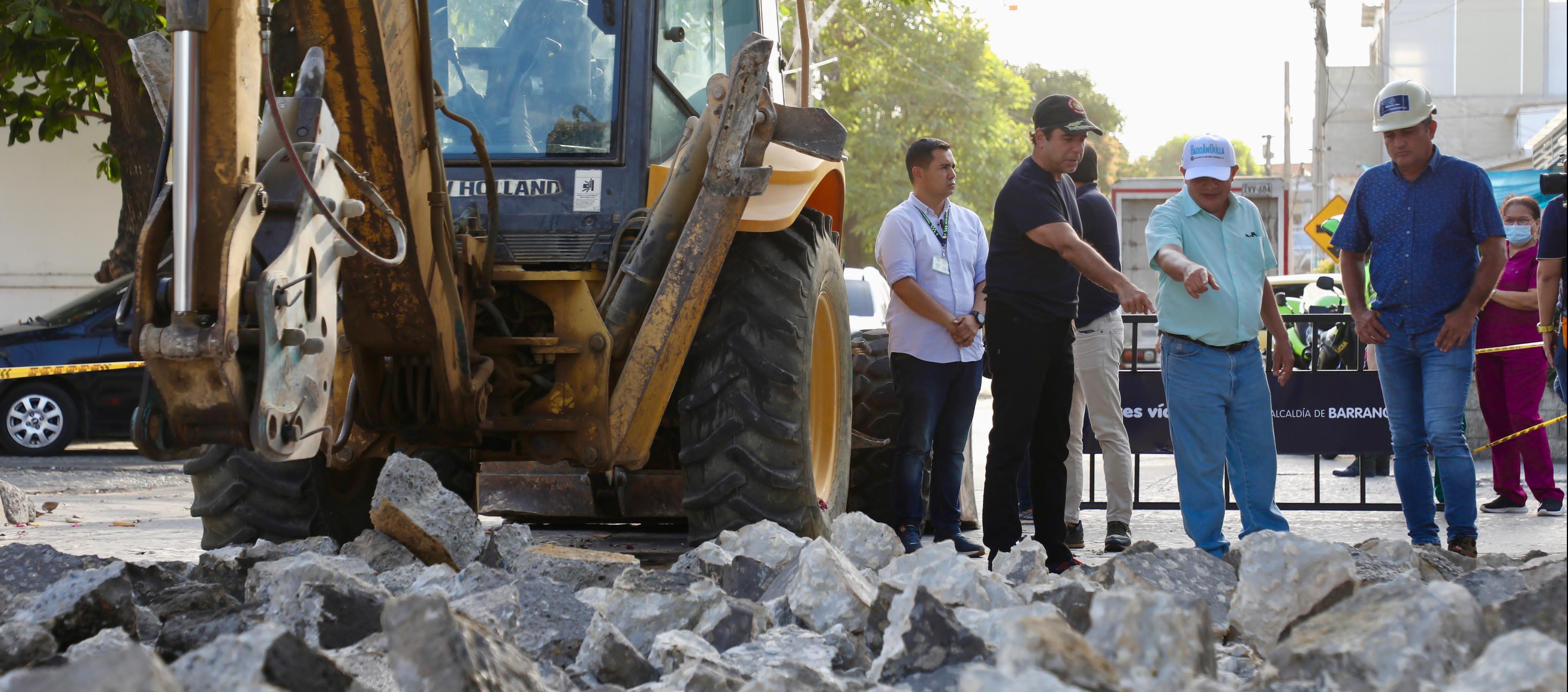 El Alcalde Alex Char y su Secretario de Infraestructura, Rafael Lafont, en el inicio de la 'Operación tapahuecos'
