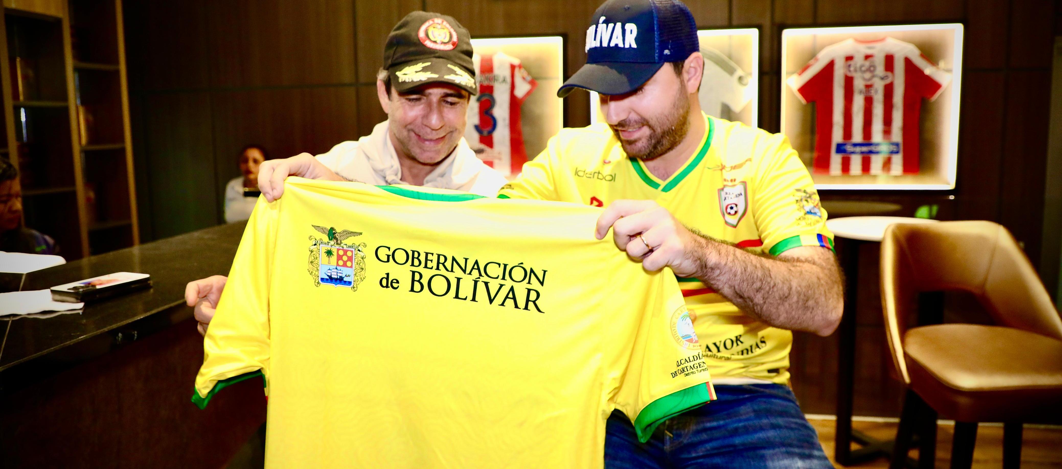 El Gobernador de Bolívar, Yamil Arana, le entregó la camiseta del Real Cartagena al Alcalde de Barranquilla, Alex Char
