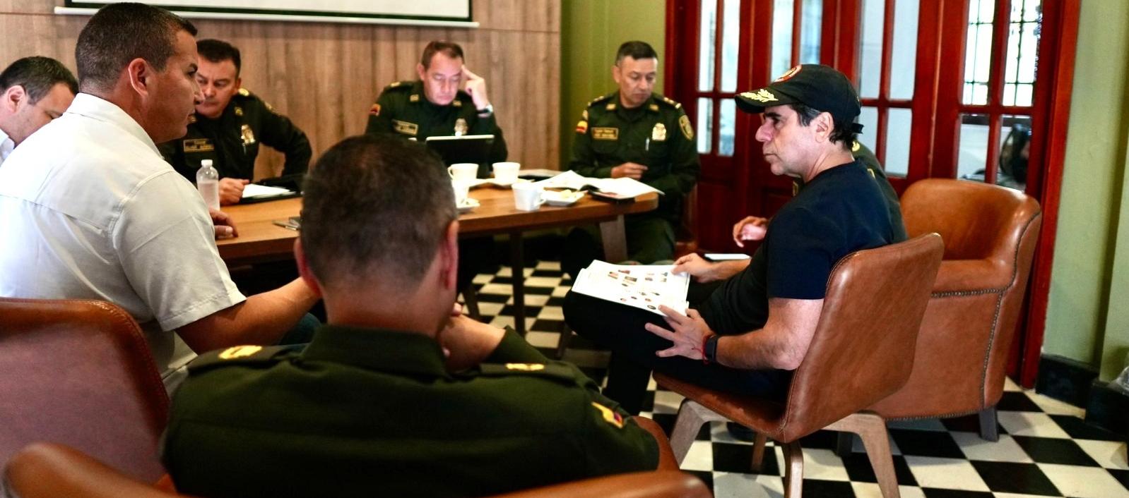 El alcalde Alex Char con los altos mandos de la Policía Nacional en la reunión de este miércoles