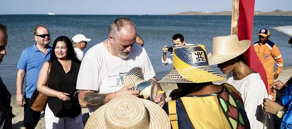 Los primeros turistas del "Emerald Azurra" son recibidos en El Cabo de la Vela