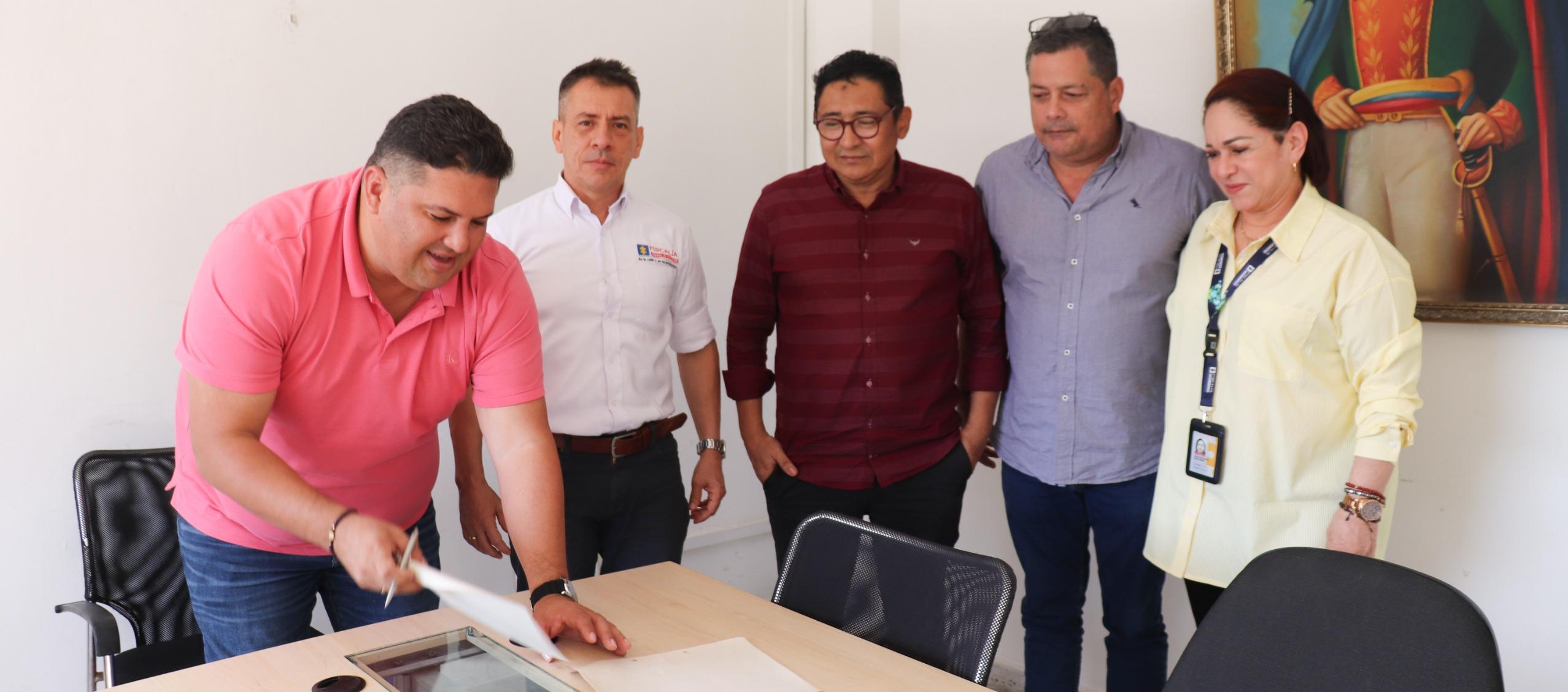 El alcalde Edinson Palma, el directo de Fiscalía Atlántico, Elkin Chiquillo; la asesora Jackeline Reina; el subdirector de víctimas, Hermes Melo y el coordinador de Fiscalía de Sabanalarga, José Soto.