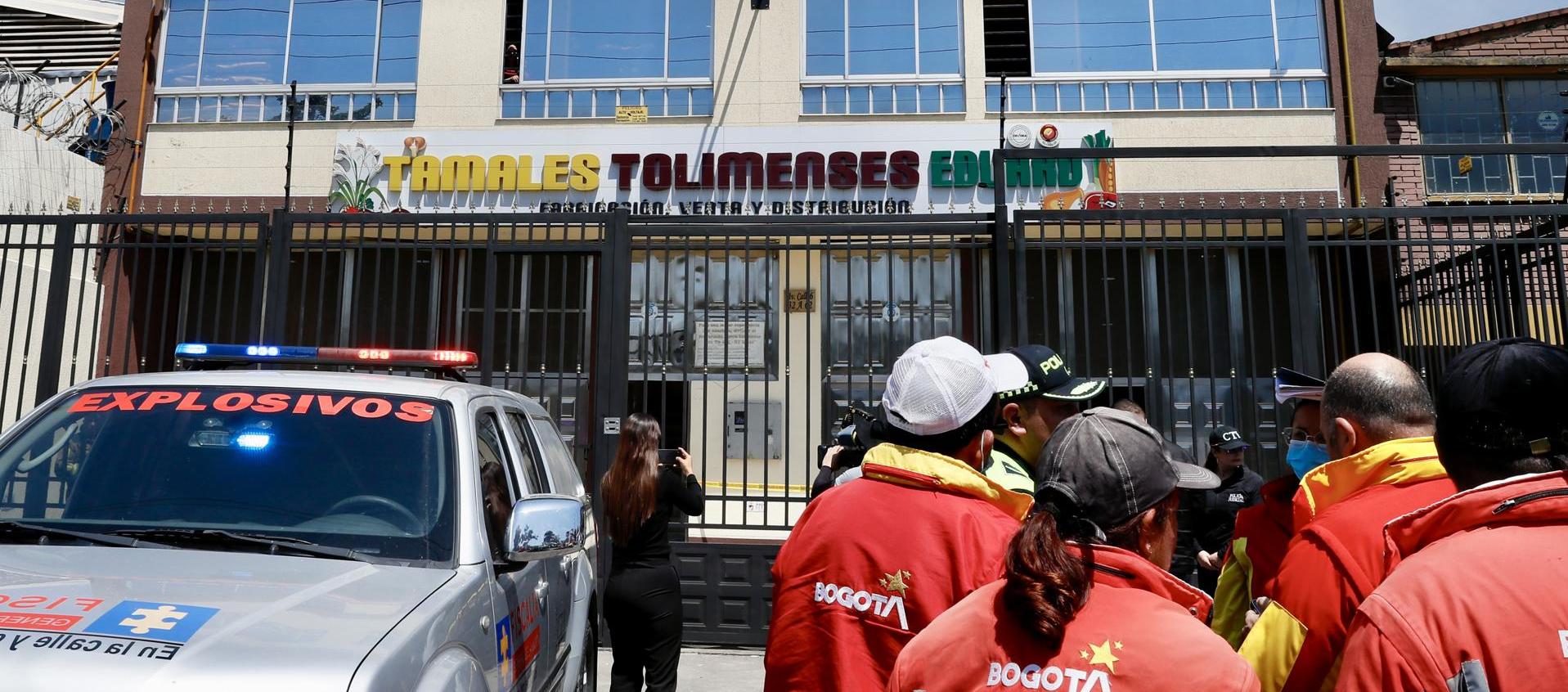 Organismos de socorro frente a la fábrica de tamales 'Eduard'