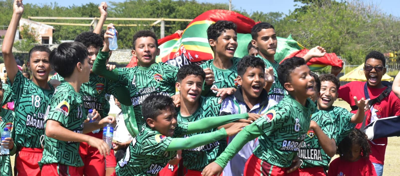 Integrantes de Academia Barranquillera festejan tras vencer por tiros desde el punto penal a Killa FC, en la categoría 2011.