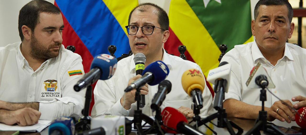 El Fiscal General, Francisco Barbosa, entre el Gobernador de Bolívar, Yamil Arana, y el alcalde de Cartagena, Dumek Turbay