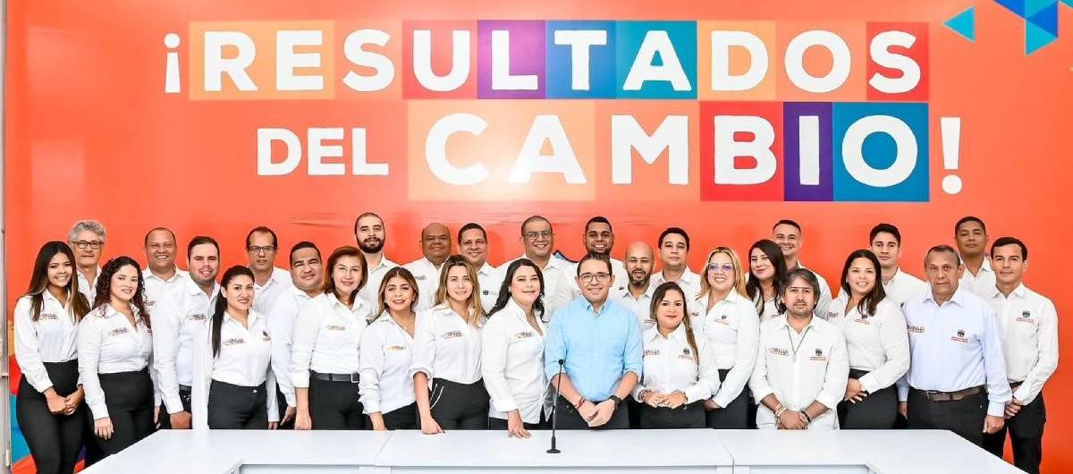 El gobernador del Magdalena Rafael Martínez con su gabinete completo