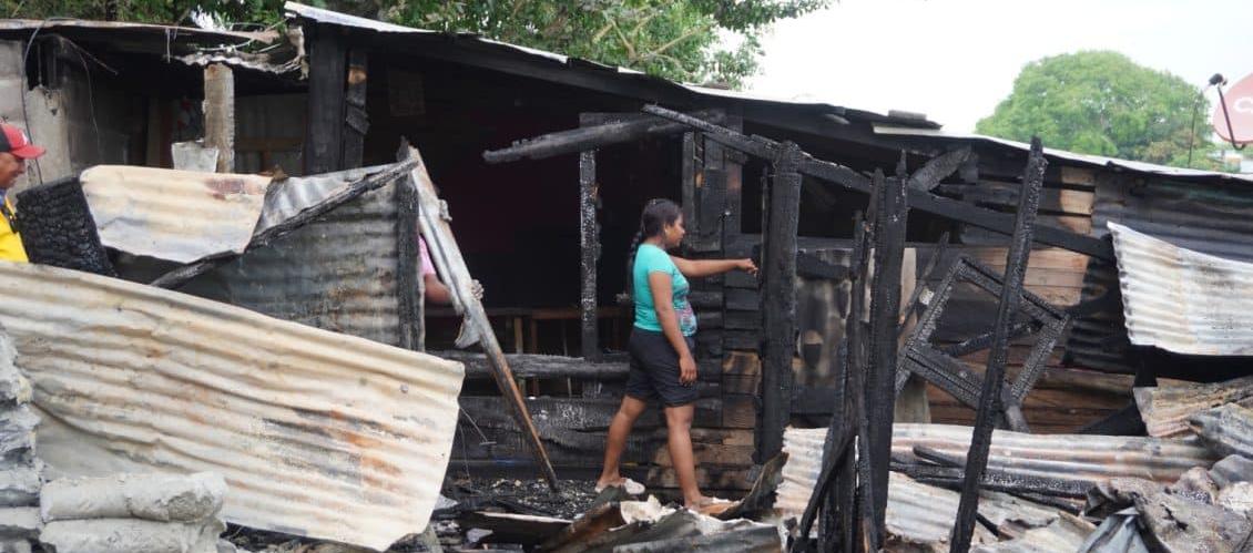 Una damnificada camina entre los escombros de lo que fue su vivienda en el asentamiento Nuevo Milenio de Montería