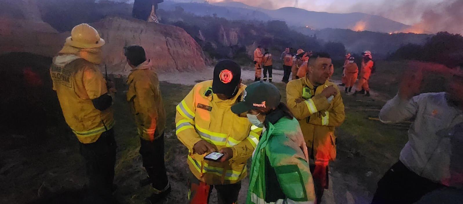 Bomberos atendiendo la emergencia en los cerros de Bogotá