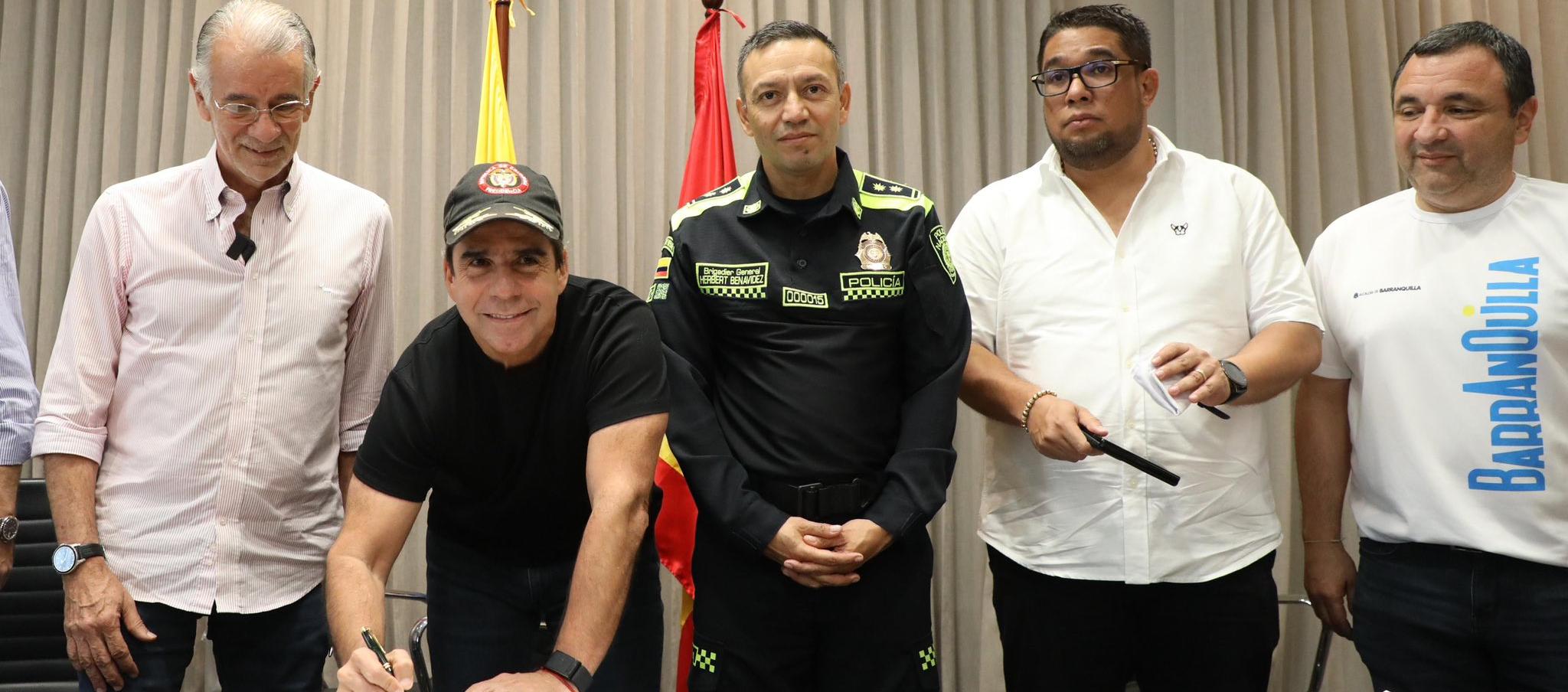 El alcalde Alex Char en la firma de la alianza junto al gobernador Verano, el comandante de la Mebar, Herbert Benavidez, el alcalde de Puerto, Plinio Cedeño, y el Secretario de Seguridad, Yesid Turbay