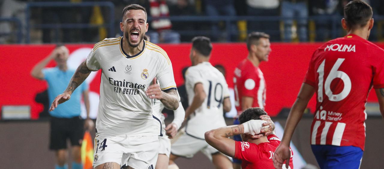 Joselu celebra el cuarto gol del Real Madrid, marcado en su propia puerta por Savic. 