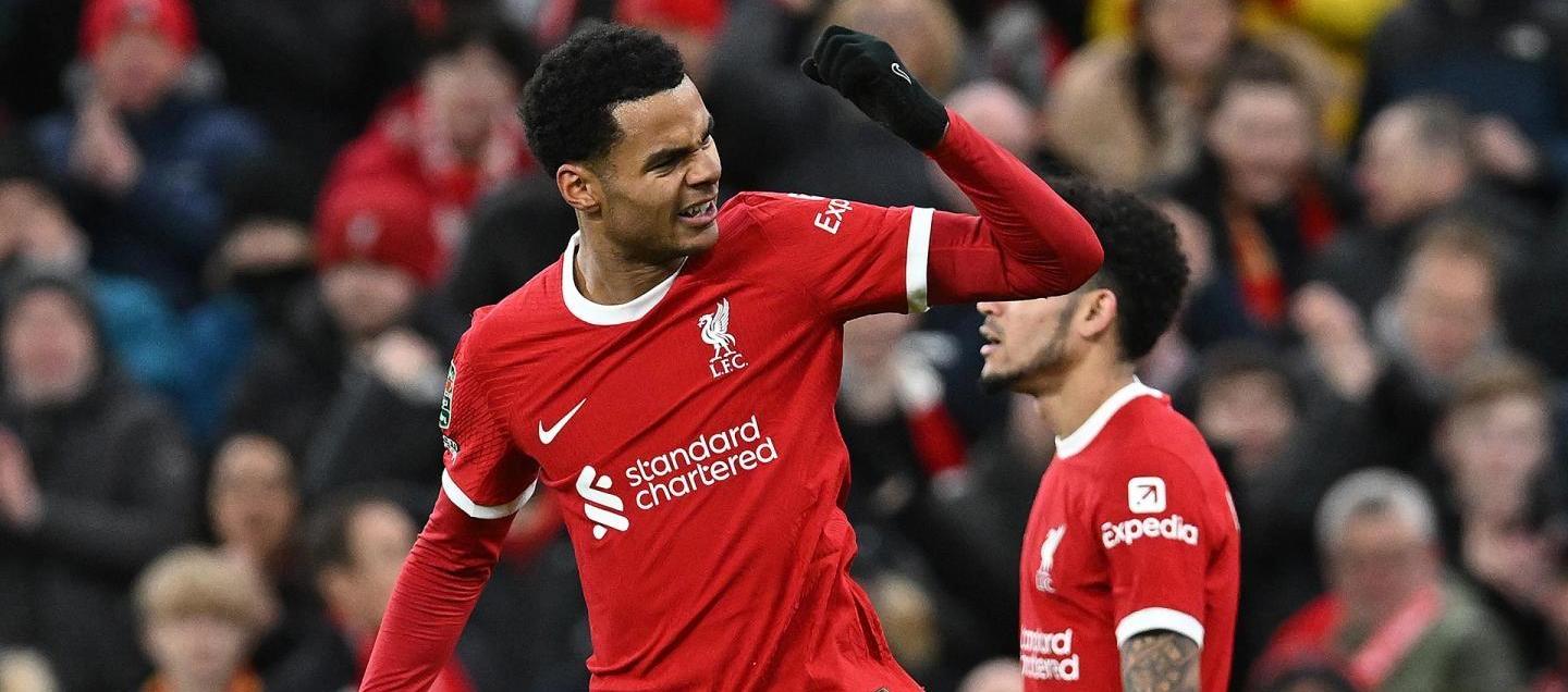 Cody Gakpo celebra el segundo gol del Liverpool. 