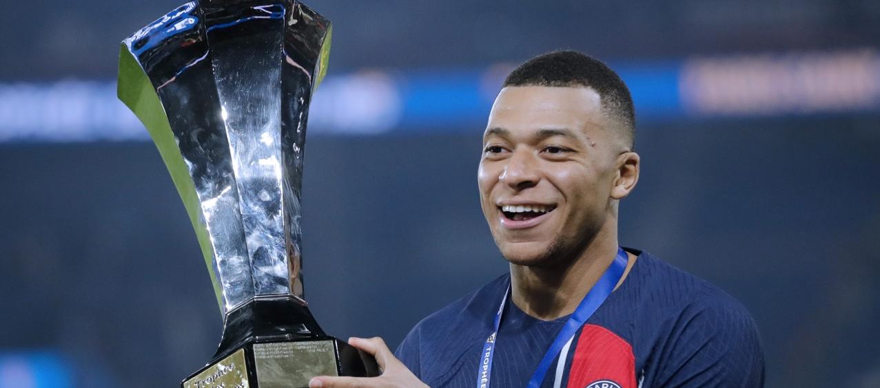 Kylian Mbappé con el trofeo de la Supercopa que el PSG le ganó al Toulouse. 