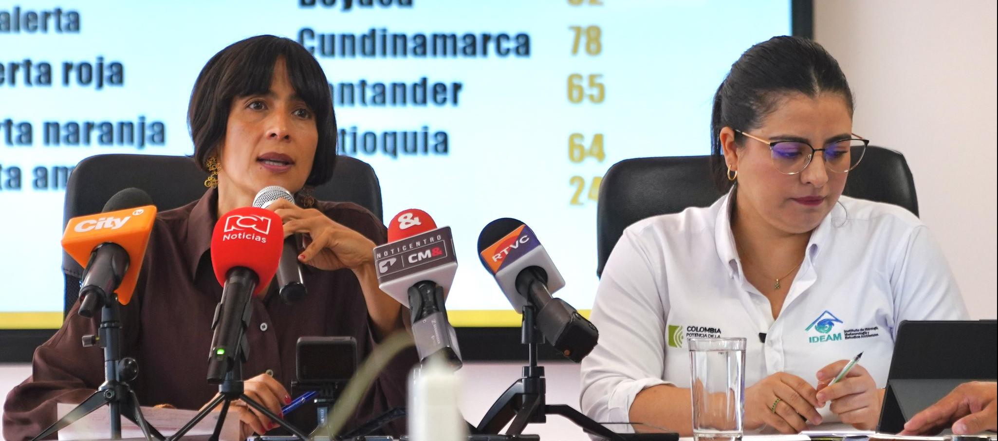 La MinAmbiente, Susana Muhamad, dijo que 747 poblaciones están en alerta por incendios forestales