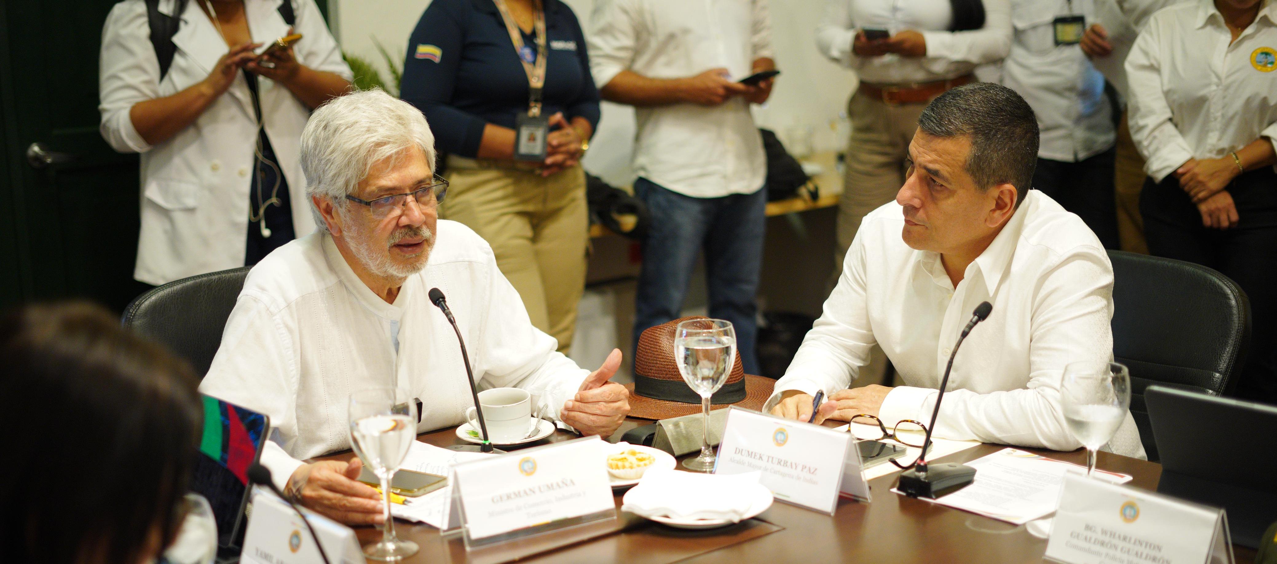 El ministro Germán Umaña y el alcalde Dumek Turbay en la reunión cumplida en Cartagena