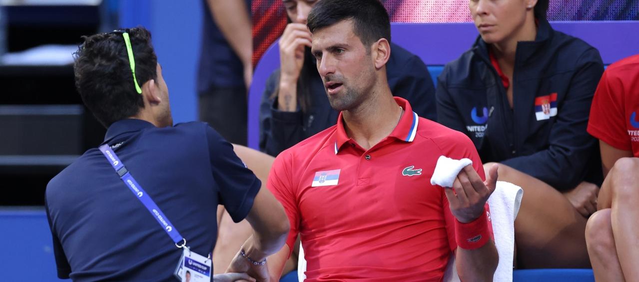 Novak Djokovic cuando recibía atención médica por su molestia en su muñeca derecha.