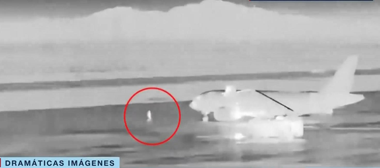 El pasajero corre hacia el avión en movimiento en el aeropuerto de Utah