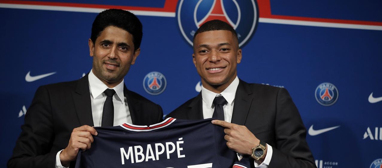 Nasser Al Khelaifi y Kylian Mbappé cuando anunciaron la última renovación del futbolista. 