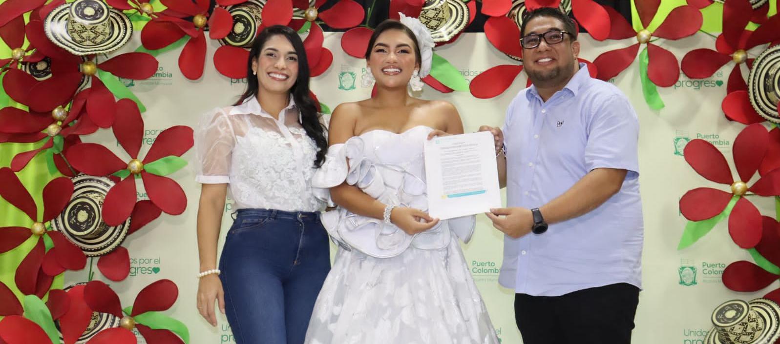 Emily García Colpas, Reina del Carnaval 2024 de Puerto Colombia junto al alcalde Plinio Cedeño y la Primera Gestora Social, Katherine De La Hoz