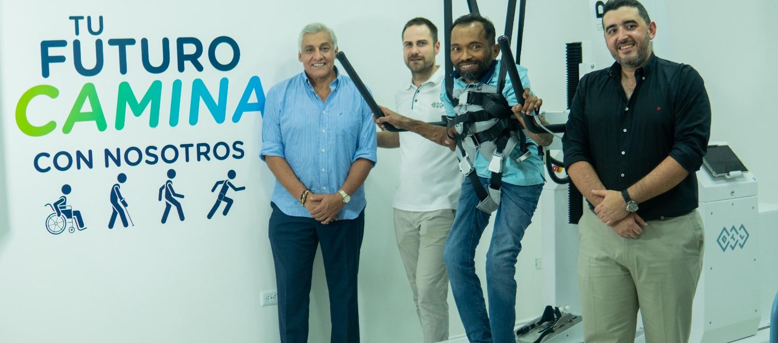 Iván Reátiga, director científico de la Fundación Campbell, entre otros, en los ensayos del robot con uno de los pacientes