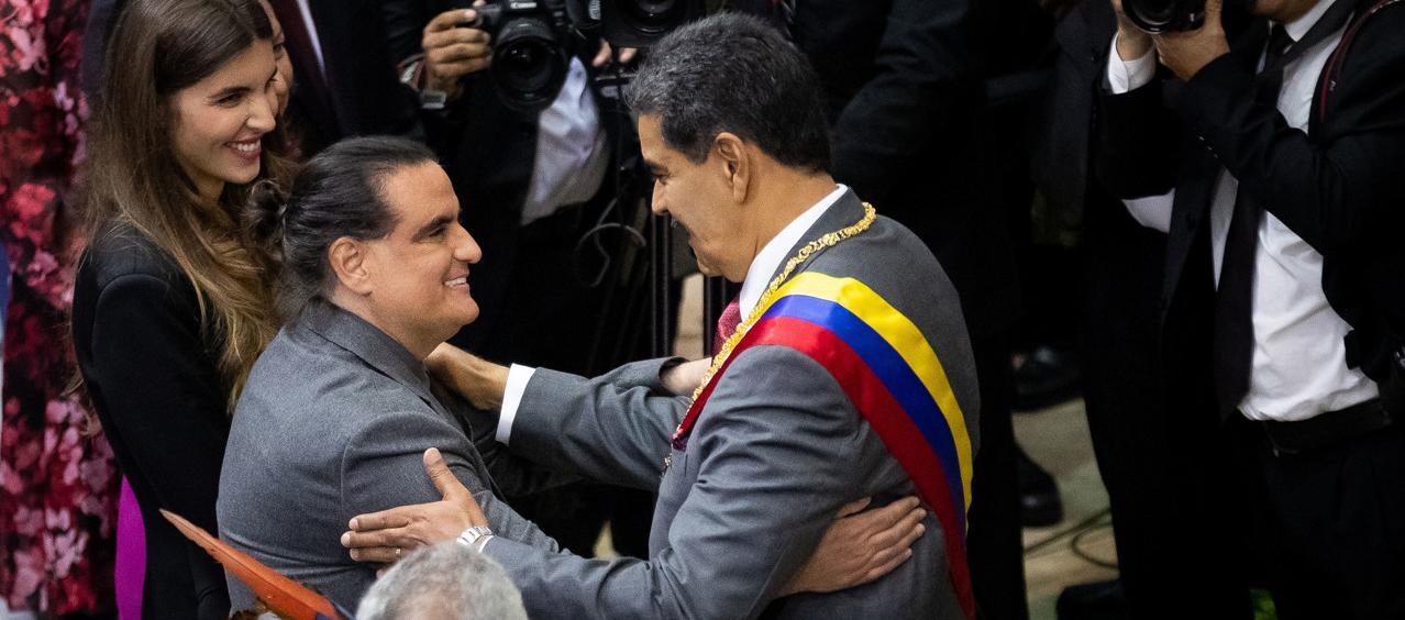 Nicolás Maduro saluda a Alex Saab en su rendición de cuentas ante la Asamblea Nacional.